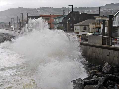 狂风暴雨龙卷风齐袭美国加州 飞机遭雷击紧急降落