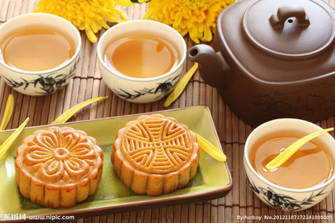 中秋赏月品月饼 怎么吃更健康（图片来源于昵图网）