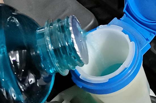车里的玻璃水怎么排空